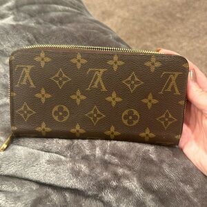 Louis Vuitton zippy wallet